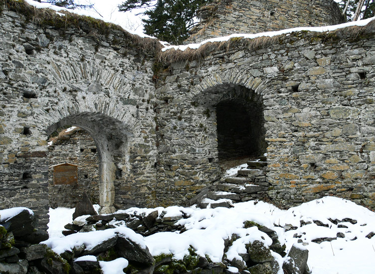 Hauenstein: unterer Burghof links das zweite Burgtor, rechts der Aufgang zur Hochburg