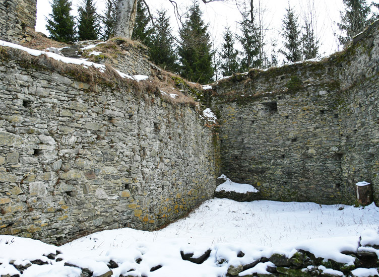 Hauenstein: unterer Burghof, Blick gegen Osten.