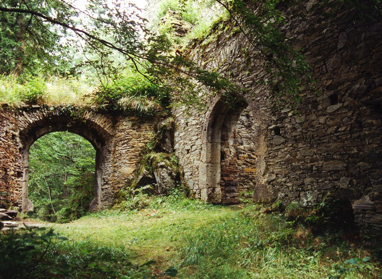 Hauenstein: Äußere Vorburg. Links das erste, rechts das zweite Burgtor