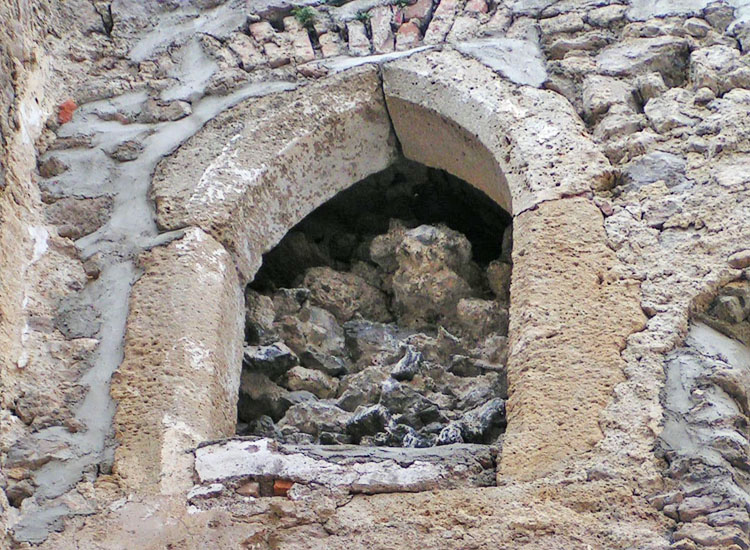 Rauhenstein: gotische Spitzbogentüre mit Mittelschluss