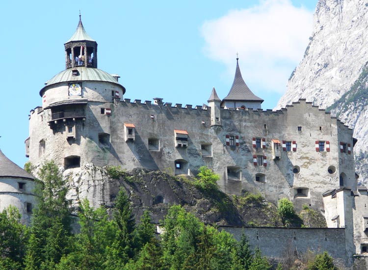 Hohenwerfen: Südfront mit Glockenturm (link) und Kapelle (rechts)