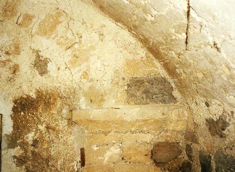 Hohenwerfen: vermauerter Chorbogen an der Ostseite der Krypta