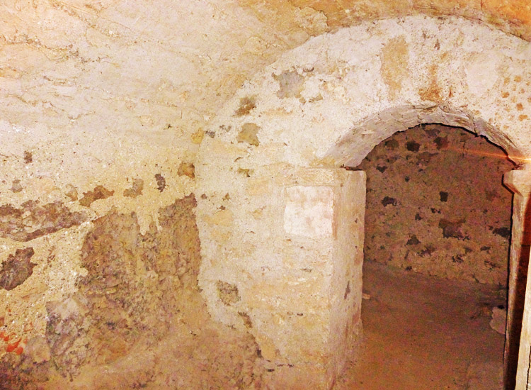 Hohenwerfen: Tonnengewölbe in der Krypta, Blick gegen Norden