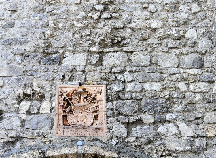 Hohenwerfen: Mauerwerk an der Nordseite über dem Burgtor