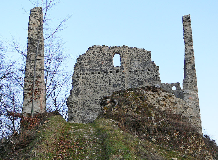 Mannsberg: die bis auf zwei Mauerzähne völlig verfallene Nordseite der Burg.