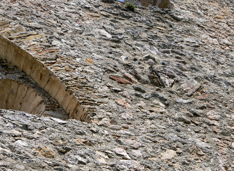 Mannsberg: rundbogiger Sturz einer Öffnung neben der südseitigen Fenstergruppe