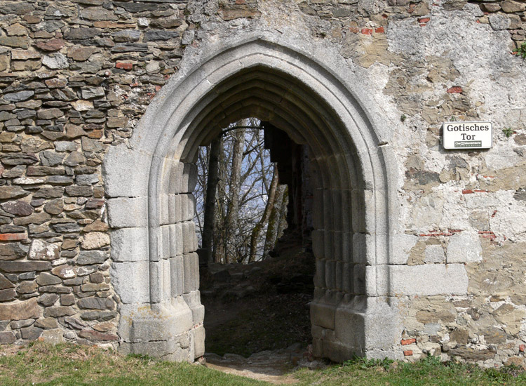 Schaunberg Palas: Spitzbogenportal im EG