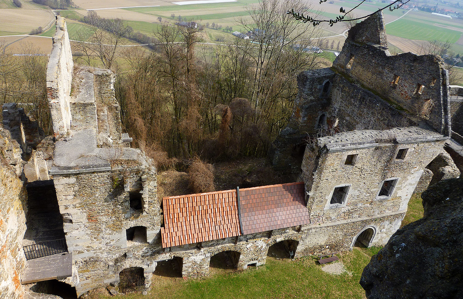 Schaunberg: Der Palas mit der Einschlagstelle des Bergfrieds in der Gebäudemitte