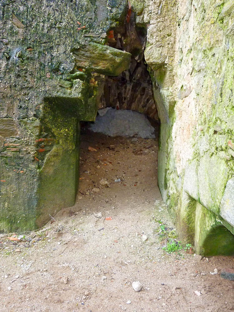Schaunberg Palas: Kellerfenster an der Westseite, teilweise verbaut durch den Turmanbau