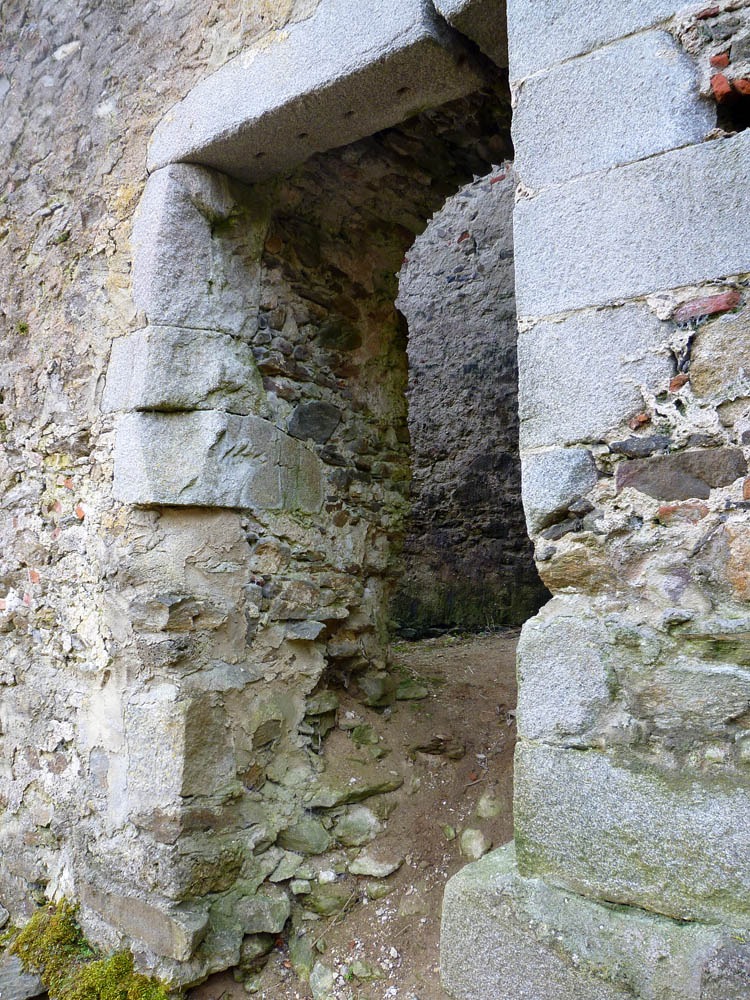 Schaunberg Palas: Rechteckfenster gegen den Burggraben auf Höhe des Kellergeschoßes.