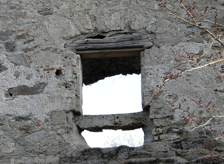 Schaunberg Palas: Rechteckfenster 2.OG Westgiebel, Außenseite