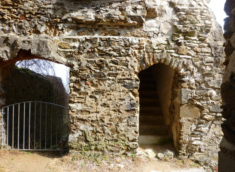 Schaunberg Palas: Nordseite der Stube im Turmanbau, rechts die Treppe in das 1. OG