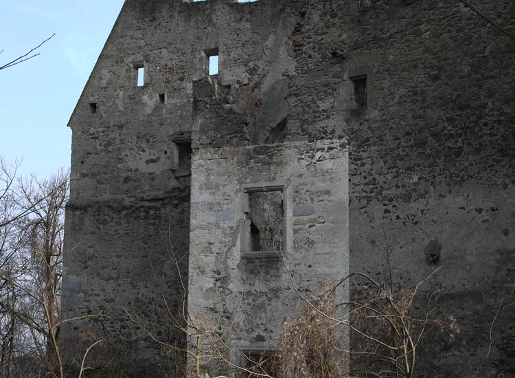 Schaunberg Palas: der Turmanbau an der westlichen Giebelseite, die ursprüngliche Dimension hervorgehoben.
