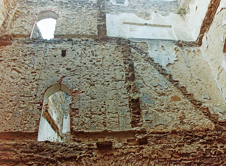 Aggstein Frauenturm: Trennwand mit Abdrücken der Stube und dem abgebrochenen Ansatz der Trennwand zum Vorraum