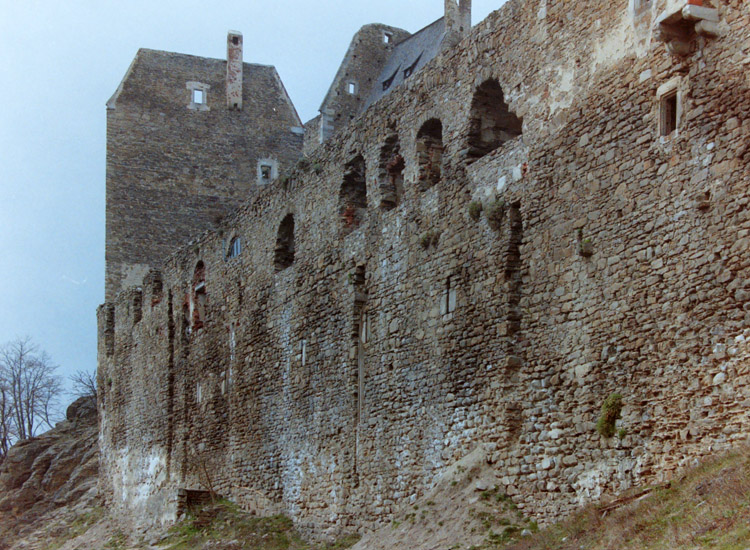 Aggstein: südliche Ringmauer, im Hintergrund der Frauenturm