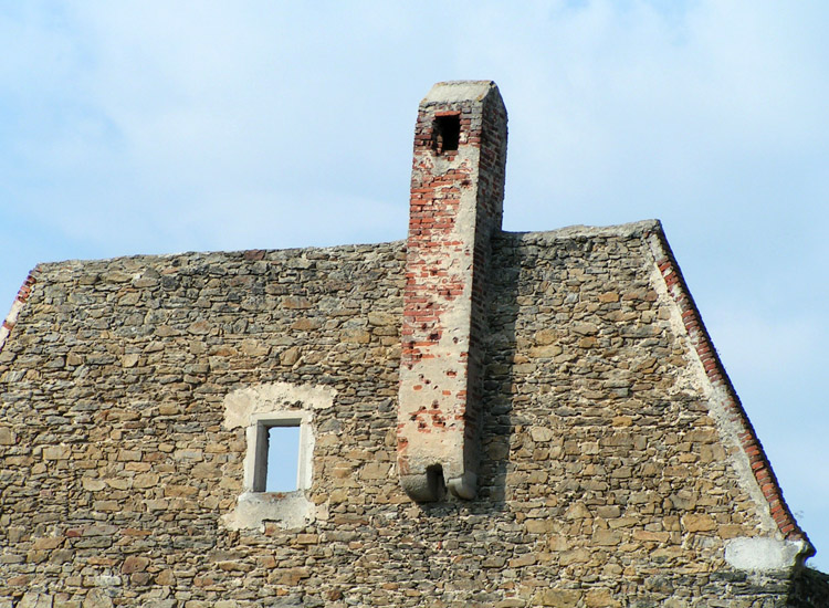 Aggstein Frauenturm: östliche Giebelwand Außenseite mit dem Kamin