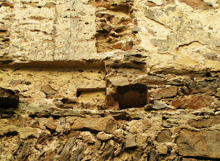 Aggstein Frauenturm: Details der Stube EG; Abdruck des Schwellenrahmens, Abdrücke der senkrechten Bohlen, Abrisskante der gemauerten Trennwand zum Vorraum