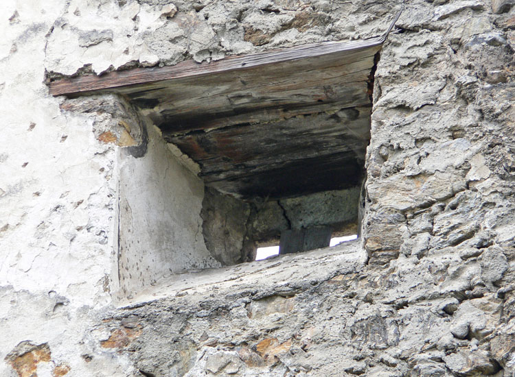 Frauenburg: gotischer Palas, querrechteckiges Fenster