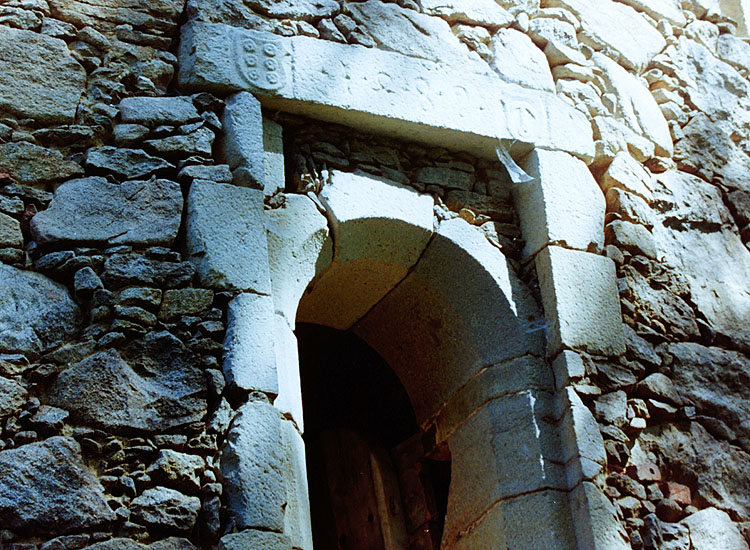 Falkenstein: Das mit 1489 datierte Portal des Brunnenturms.