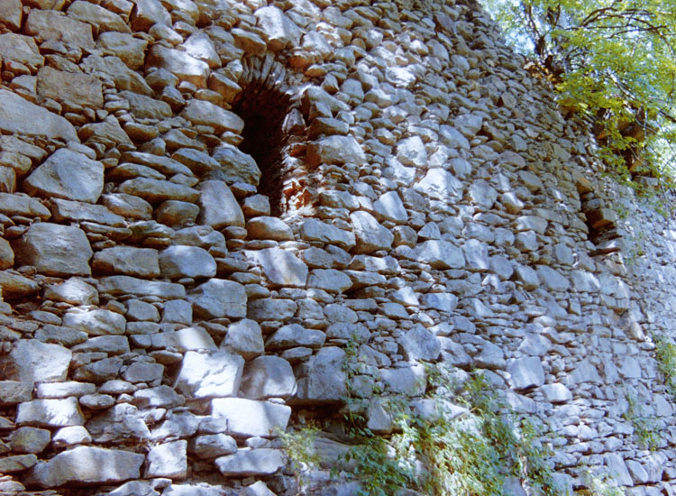 Falkenstein: die südliche Aussenmauer von [10].