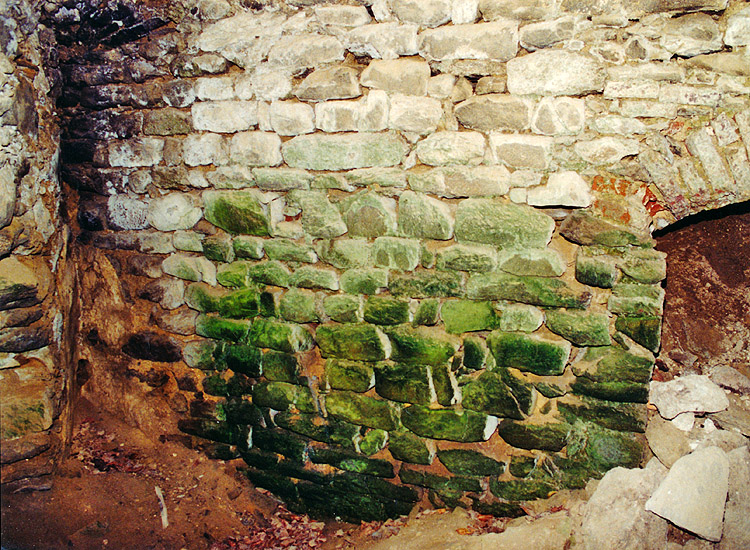 Falkenstein: romanisches Mauerwerk