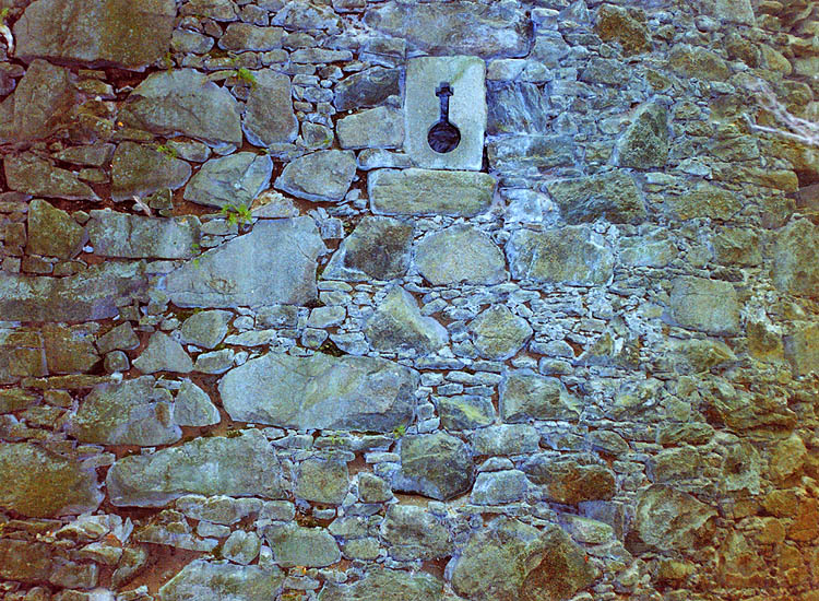 Falkenstein: Mauerwerk und Schlüsselscharte am Brunnenturm, bezeichnet 1489