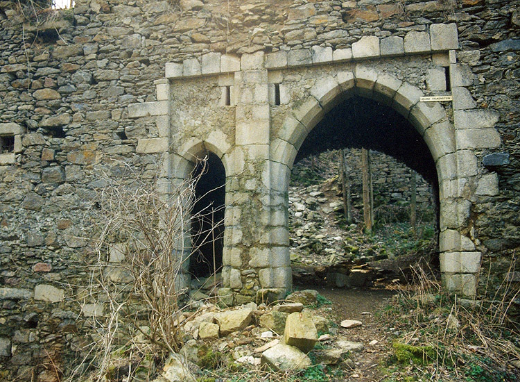 Falkenstein: gotisches Doppeltor mit Zugbrücke